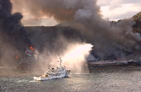 (3)Freighter stranded on Izu-Oshima still burning